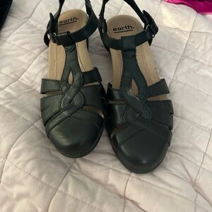 Earth Sandals NWOB Size 8. Black Leather